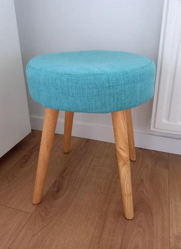 KRUKJE MET HOUTEN POTEN beschikbaar voor biedingen