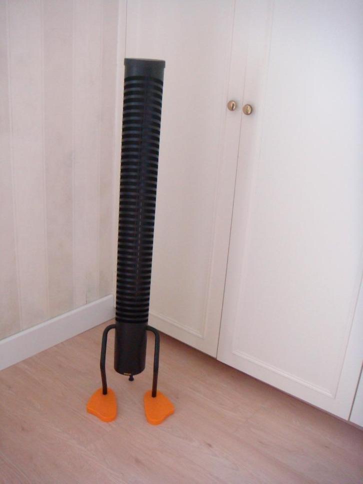 CD-rek in zwart metaal (design), Huis en Inrichting, Woonaccessoires | Cd- en Dvd-rekken, Zo goed als nieuw, Cd's, Metaal, Ophalen