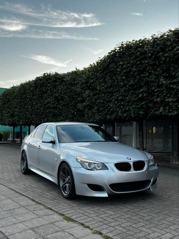 BMW E60 520i 2003 Pack M 132.0.km prêt a être imatriculé, Autos, Argent ou Gris, 4 portes, Carnet d'entretien, Noir