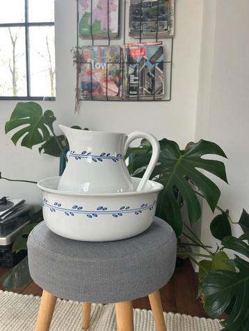 Vintage kan en kom antiek interieur beschikbaar voor biedingen