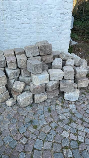 Pavés en pierre , calibrés et taillés pour bordure/allée beschikbaar voor biedingen