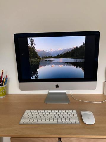 iMac 21,5 pouces 2017 avec chargeur, clavier et souris