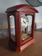 BULOVA Horloge de table/ cheminée en bois ( état neuf ), Ophalen of Verzenden, Zo goed als nieuw, Analoog, Wekker of Tafelklok