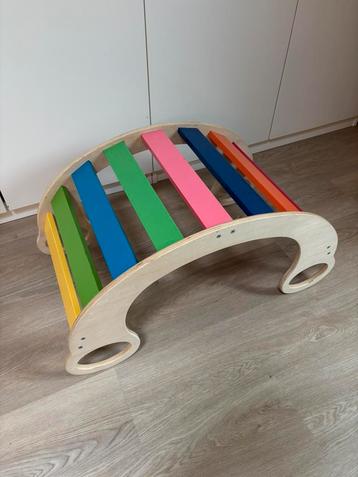 Regenboog schommelstoel - klimframe - balanceerbord beschikbaar voor biedingen