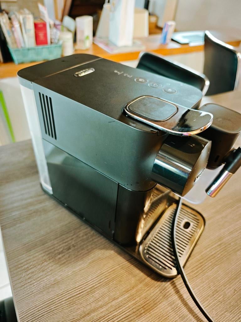Nespresso lattissima one, mousseur de lait et 10 capsules, Electroménager, Cafetières, Enlèvement, Utilisé, Dosettes et capsules de café