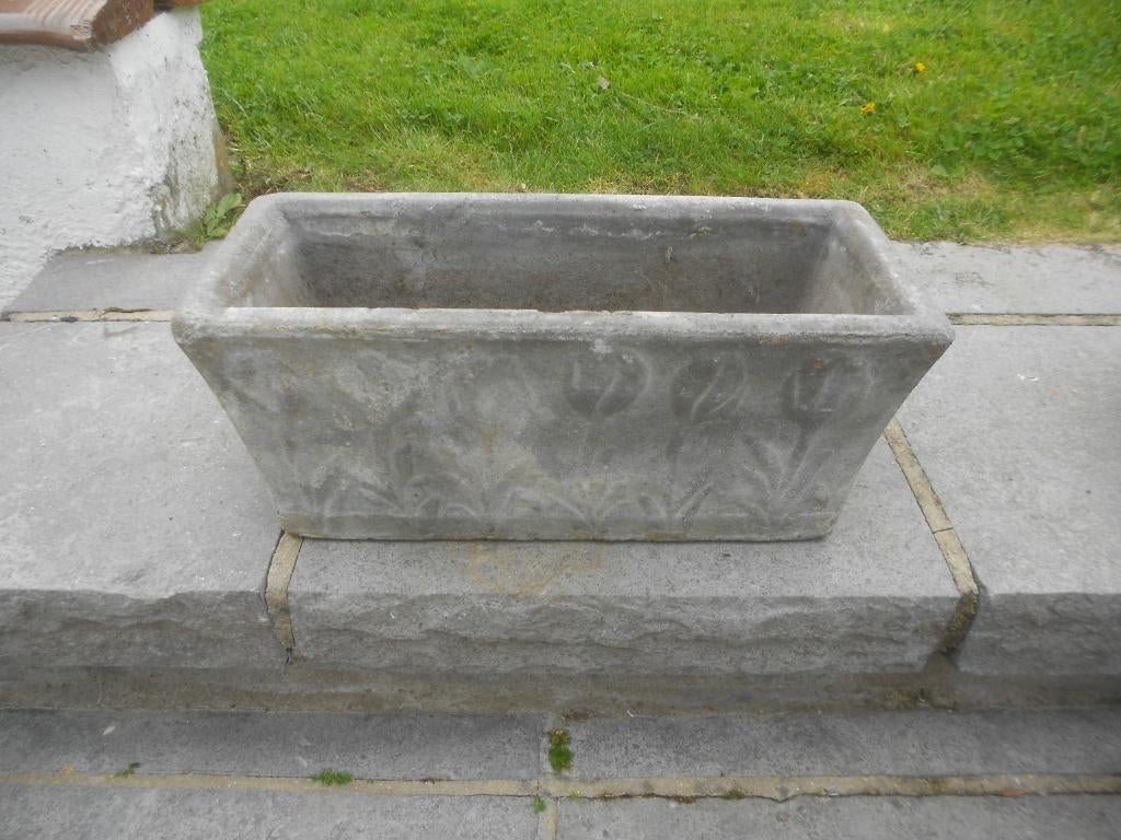 Oude stenen plantenbak. (bloemen), Ophalen, Steen