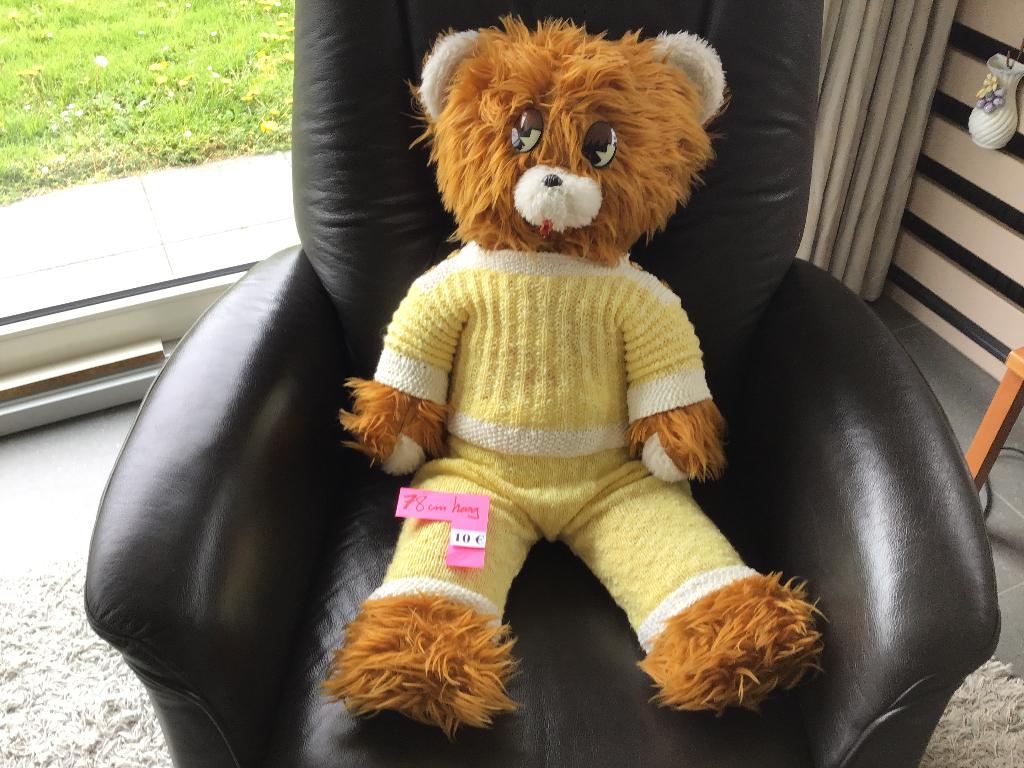 bel ours de 78 cm de haut avec des vêtements tricotés et aut, Collections, Ours & Peluches, Enlèvement ou Envoi, Comme neuf