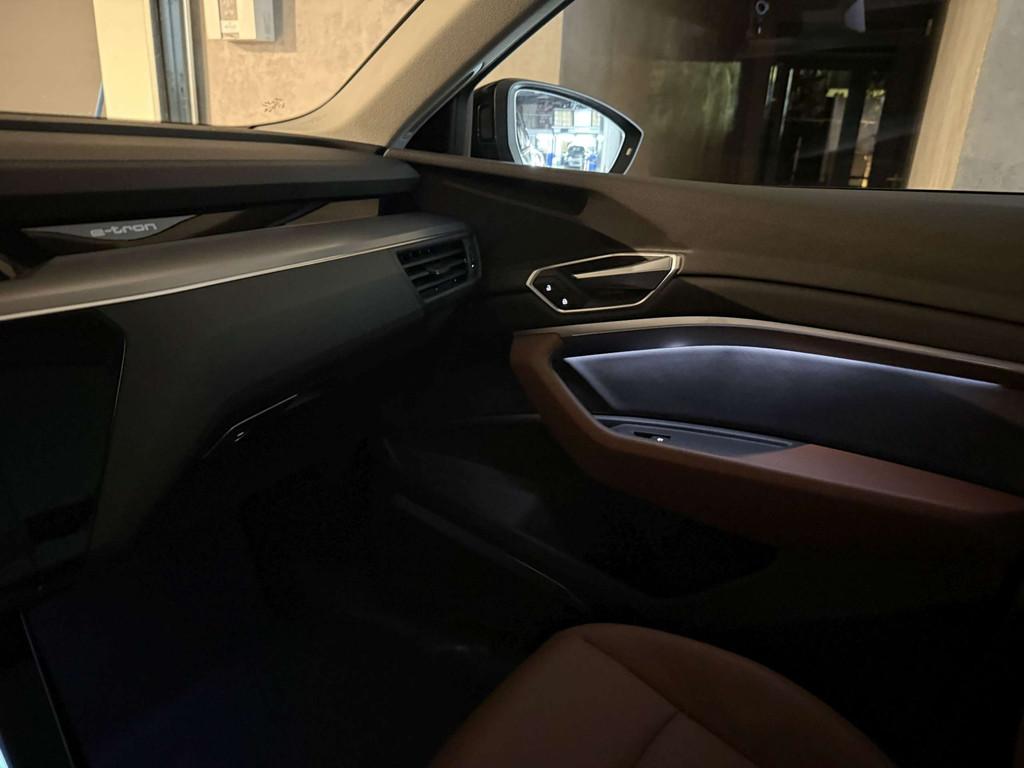 Audi Q8 e-tron 55 QUATTRO 408pk * PANO * FULL BLACK PACK * L, Automaat, Gebruikt, Leder, 5 zetels