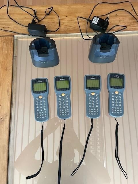 Lot 4 scanners code-barres Unitech HT630 + 2 bases de charge, Enlèvement, Comme neuf, Scanner de codes à barres, Unitech