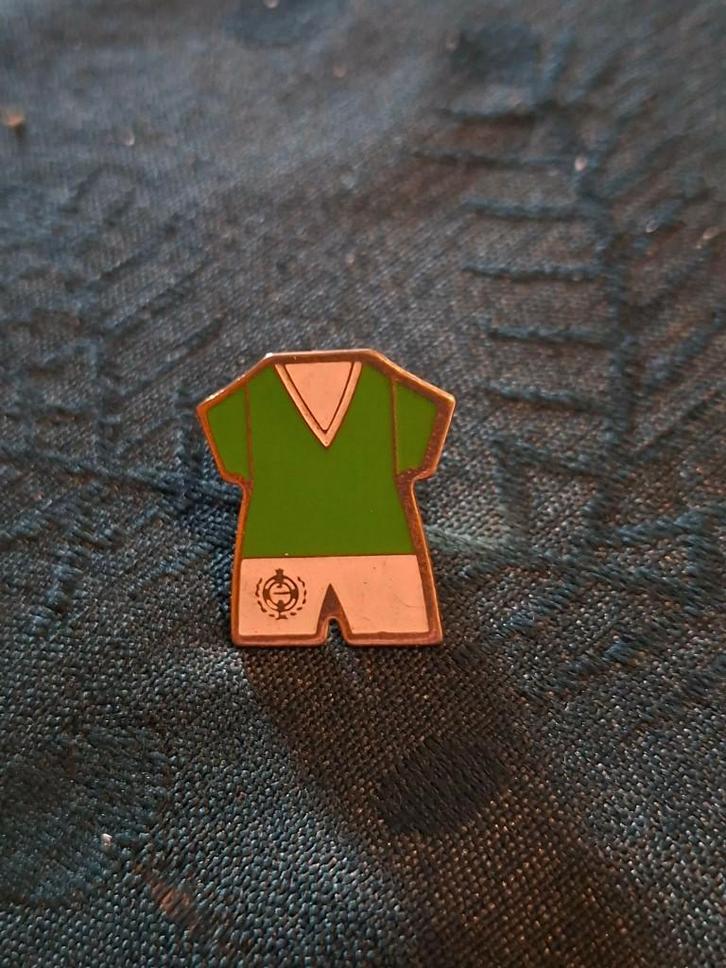 pin/speldje / Voetbaltenue SK Lommel, Verzamelen, Speldjes, Pins en Buttons, Zo goed als nieuw, Speldje of Pin, Sport, Ophalen of Verzenden