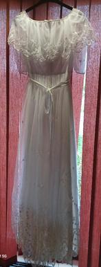 Trouwkleed uit het  jaar 1985, Trouwjurk, Wit, Gedragen, Ophalen