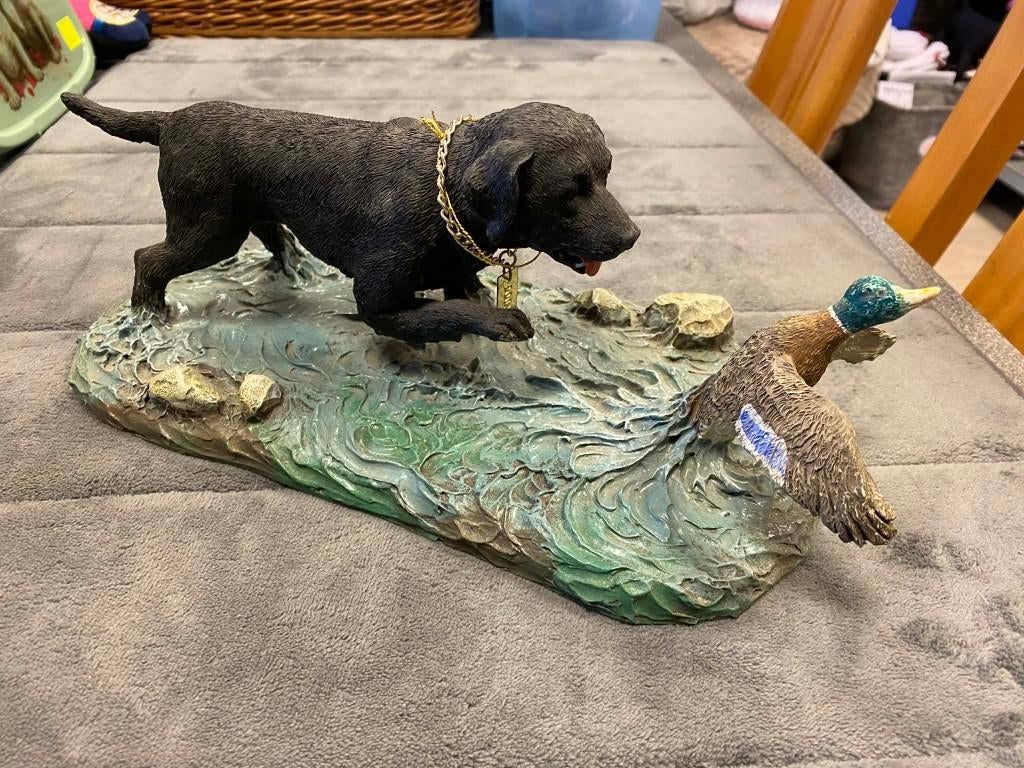 Beeld hond met eend aan outletprijsje., Ophalen, Nieuw