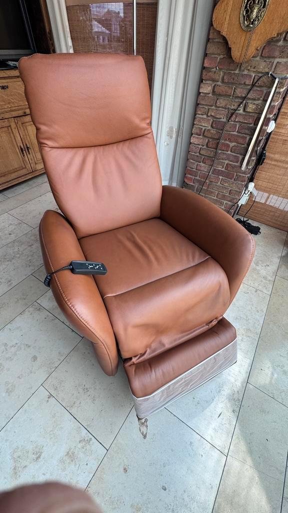 Electrische lederen relax zetel (met opstaphulp) Himolla, Huis en Inrichting, Fauteuils, Zo goed als nieuw, Leer, Ophalen