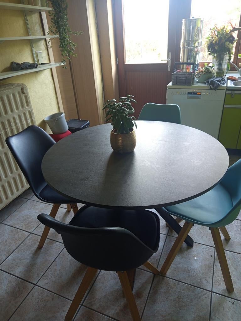 Table et 4 chaises, Enlèvement