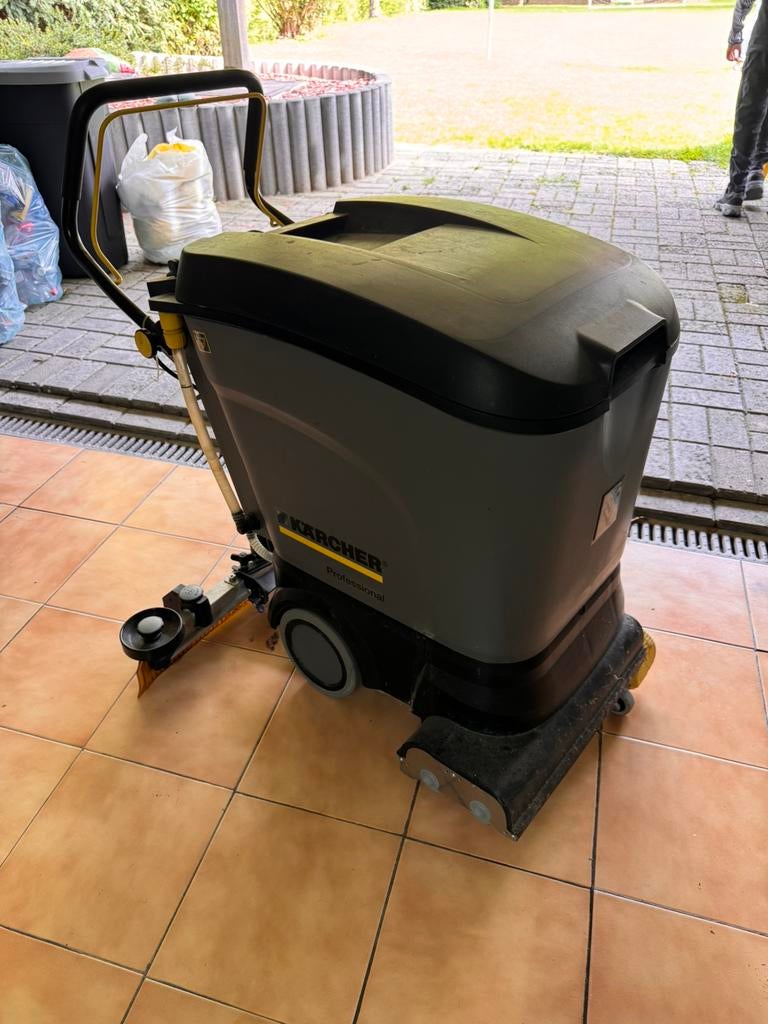 Auto laveuse karcher, Bricolage & Construction, Enlèvement, Utilisé, Machine de nettoyage à brosse