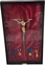 displaykast met kruisbeeld en medailles, Ophalen