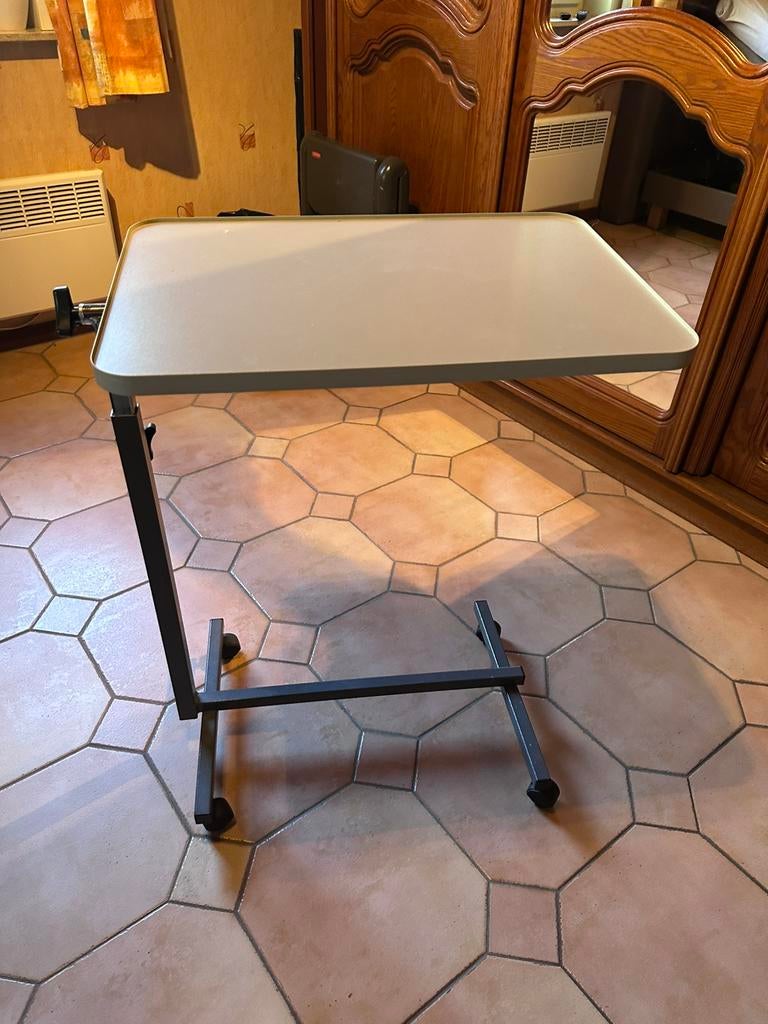 Verstelbaar tafeltje, Ophalen, Zo goed als nieuw