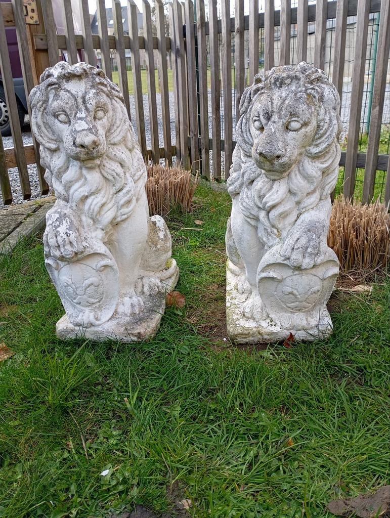 2 X Betonnen Leeuwen met Schild/Links-Rechts/Hoogte 56 CM, Tuin en Terras, Ophalen, Gebruikt, Beton, Dierenbeeld