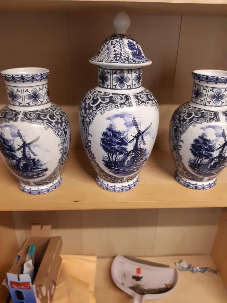 Delftst blauwe vazen, Enlèvement