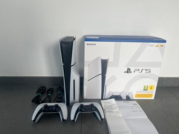 PS5 Slim Disc Edition + 2 Controllers (2 Weken Oud), Games en Spelcomputers, Spelcomputers | Sony PlayStation 5, Zo goed als nieuw