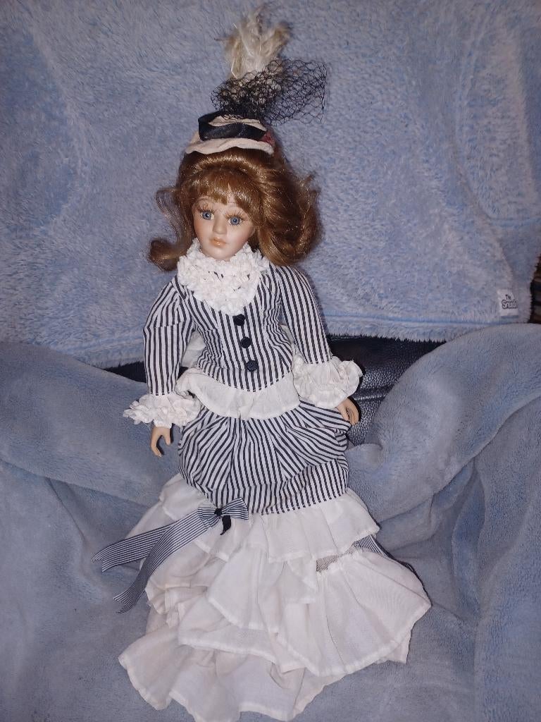 Ancienne poupée musicale en porcelaine , avec le support, Enlèvement ou Envoi