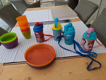 Plastic bekers, bordjes, kommetjes en drinkbussen voor kids beschikbaar voor biedingen
