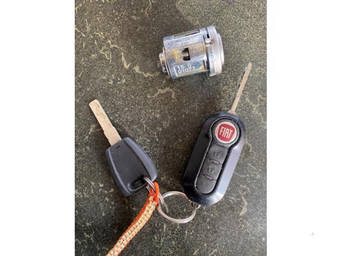 Serrure de contact + clé d'un Fiat 500, Autos : Pièces & Accessoires, Autres pièces automobiles, Fiat, Utilisé, 3 mois de garantie