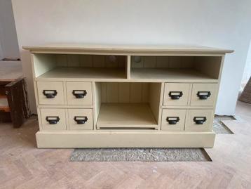 Landelijke tv-kast beschikbaar voor biedingen