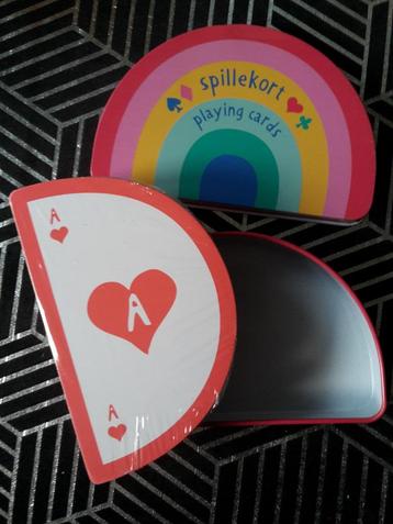 Nieuw kaartspel in metalen doosje, regenboogvorm beschikbaar voor biedingen