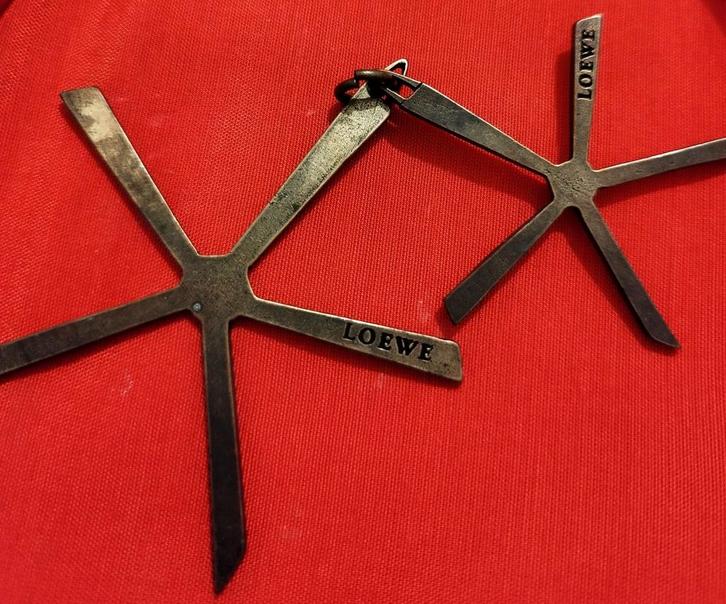 Dubbel vintage hanger merk Loewe, Handtassen en Accessoires, Kettinghangers, Zo goed als nieuw, Ophalen of Verzenden