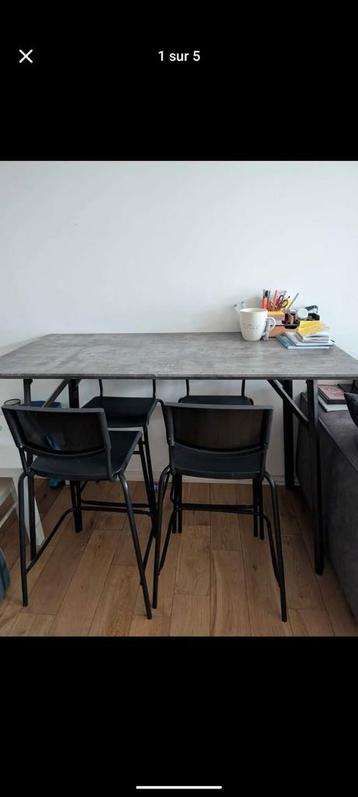 Hoge mooie bartafel met stoelen  beschikbaar voor biedingen