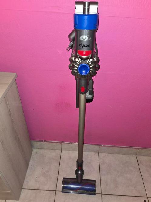 Dyson v8 motorhead +2 embouts brosse motorisé etc, Elektronische apparatuur, Stofzuigers, Zo goed als nieuw, Reservoir, Ophalen of Verzenden