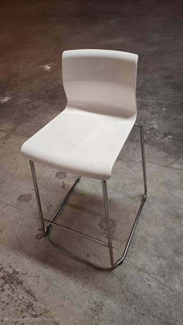 Witte IKEA kruk met metalen rugleuning en frame  beschikbaar voor biedingen