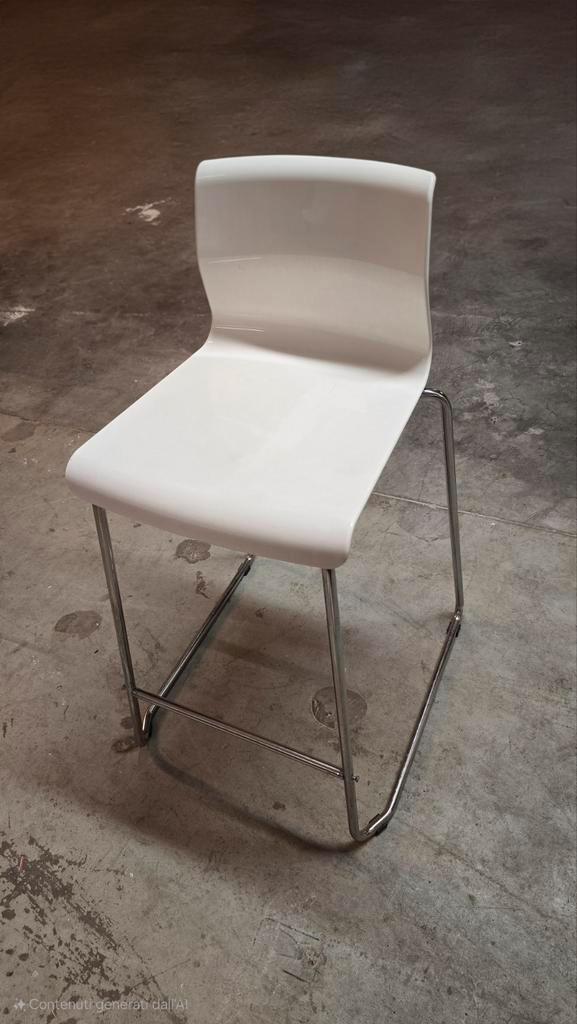 Witte IKEA kruk met metalen rugleuning en frame, Huis en Inrichting, Barkrukken, Zo goed als nieuw, Metaal, 2 krukken, Ophalen