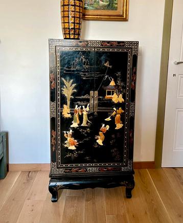 Vintage chinese kast beschikbaar voor biedingen
