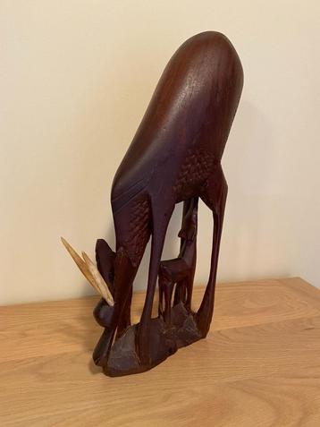Gesneden houten antilope en zijn welp beschikbaar voor biedingen