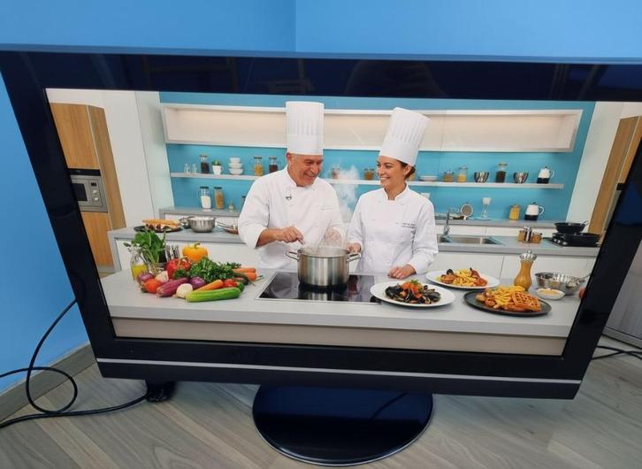 BREEDBEELDTELEVISIE VAN 94 cm HDMI VGA SCART DVI USB, Cd's en Dvd's, Cassettebandjes, Gebruikt, Ophalen