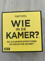Partyspel / Gezelschapsspel 'Wie in de kamer?', Hobby en Vrije tijd, Ophalen of Verzenden, Zo goed als nieuw