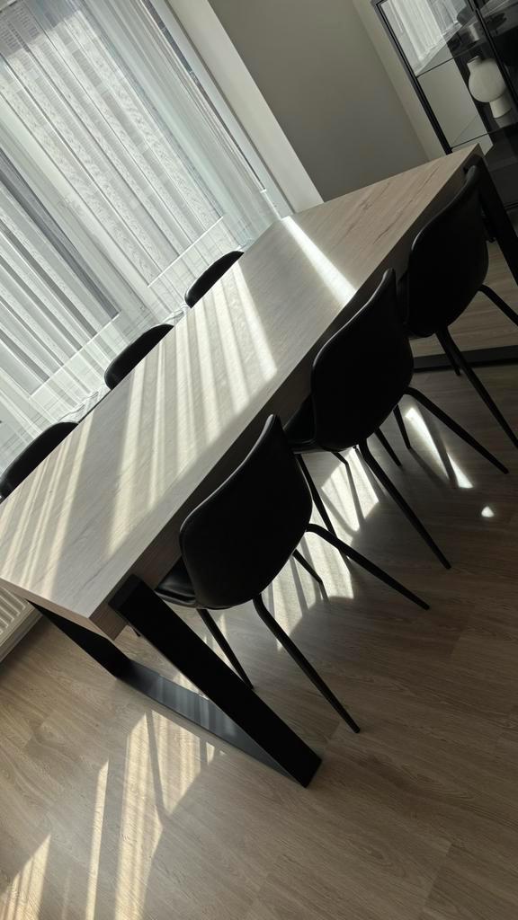 Eettafel + 6 zwarte designstoelen, Huis en Inrichting, Tafels | Eettafels, Zo goed als nieuw, Metaal, Ophalen