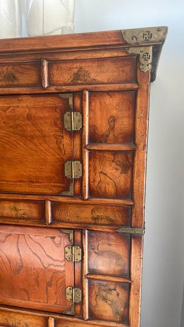 Antieke houten kast beschikbaar voor biedingen
