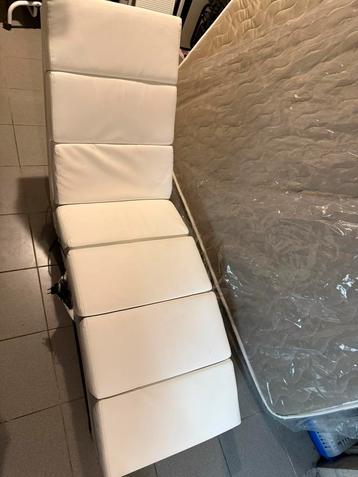 Masserende en verwarmde loungestoel  beschikbaar voor biedingen