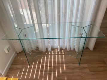 Glazen sidetable beschikbaar voor biedingen