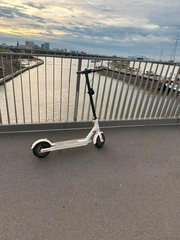 Elektrische step te koop – wit, in goede staat beschikbaar voor biedingen