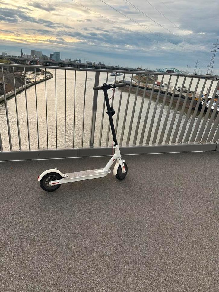 Elektrische step te koop – wit, in goede staat, Fietsen en Brommers, Steps, Zo goed als nieuw, Ophalen