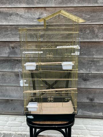 Nieuwe grote vogelkooi beschikbaar voor biedingen