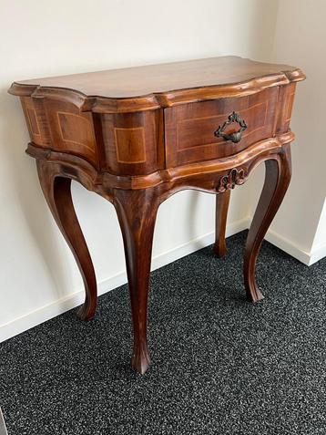 Bijzet tafel met lade beschikbaar voor biedingen