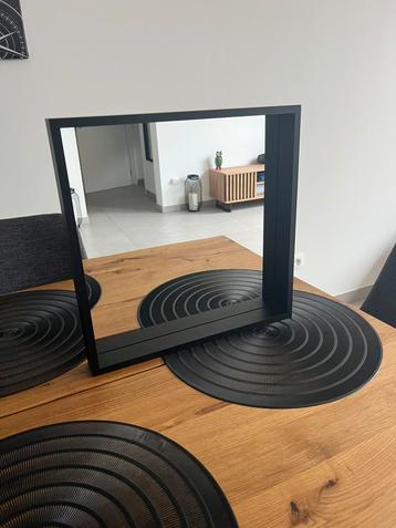 Vierkante spiegel 40x40 cm zwarte lijst in zeer goede staat beschikbaar voor biedingen