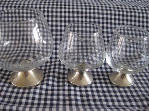 3 glazen met ZILVEREN VOET gegraveerd en glad, Antiek en Kunst, Antiek | Glaswerk en Kristal, Ophalen