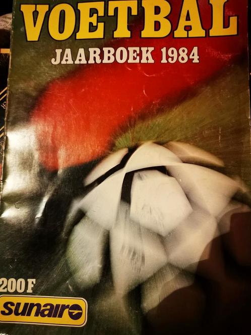 Jaarboek 1984 voetbal, uitslagen, verslagen en oude foto's, Verzamelen, Sportartikelen en Voetbal, Gebruikt, Boek of Tijdschrift