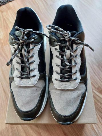 Sneakers beschikbaar voor biedingen